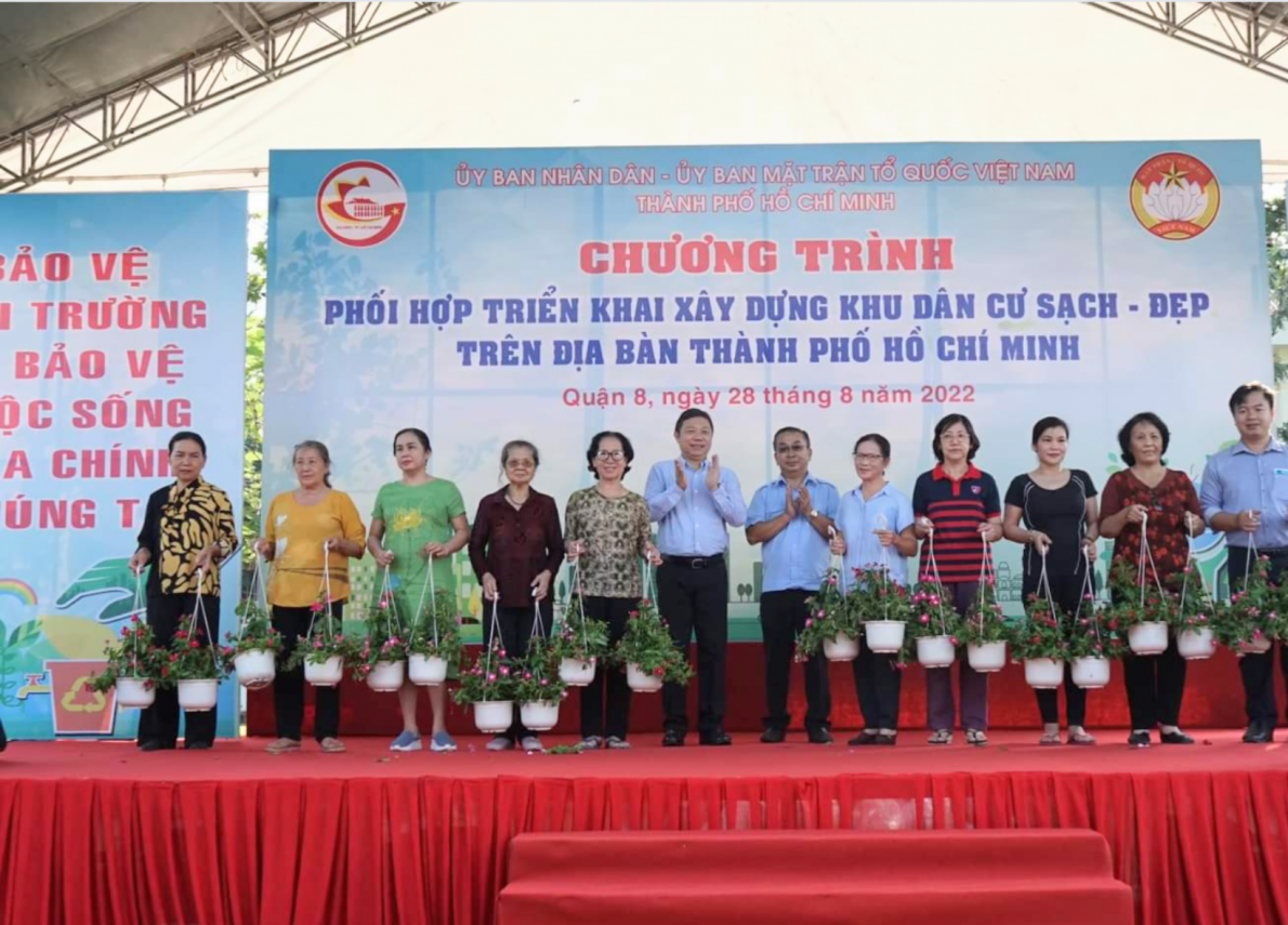 Trao tặng 200 chậu cây kiểng cho các hộ dân của phường 4, quận 8
