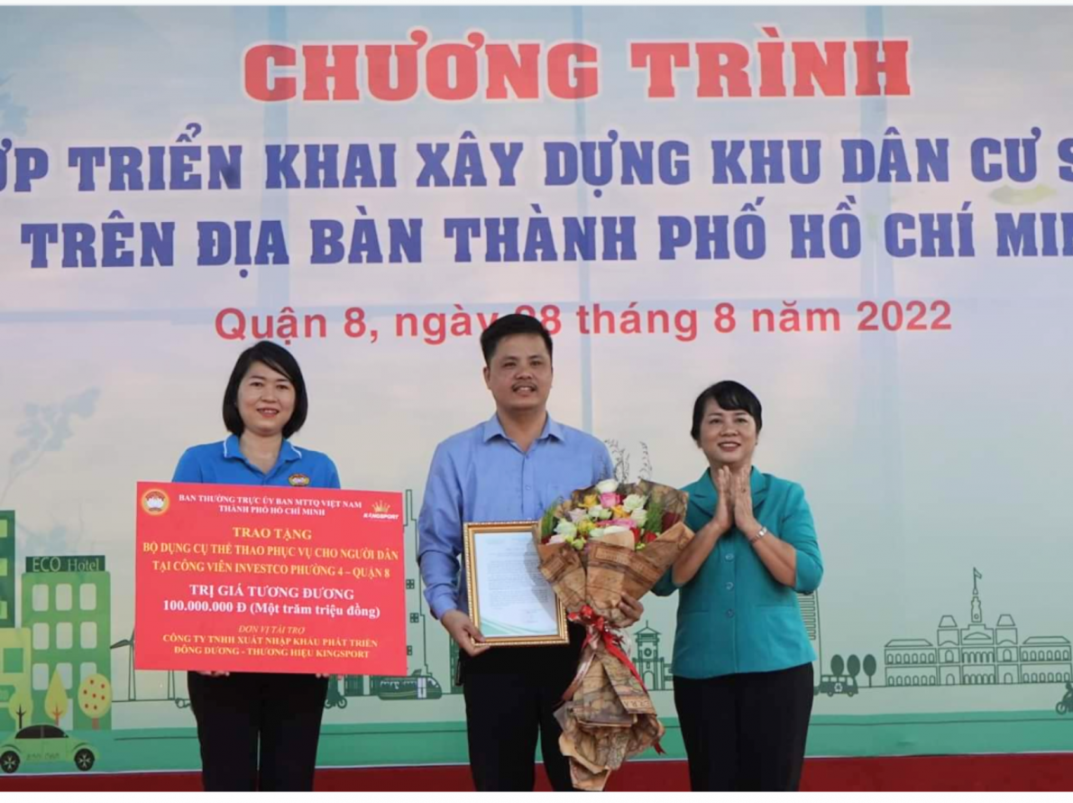 Đại diện Công ty TNHH Xuất nhập khẩu phát triển Đông Dương (thương hiệu King sport) trao tặng bộ dụng cụ thể thao ngoài trời, trị giá tương đương 100 triệu đồng