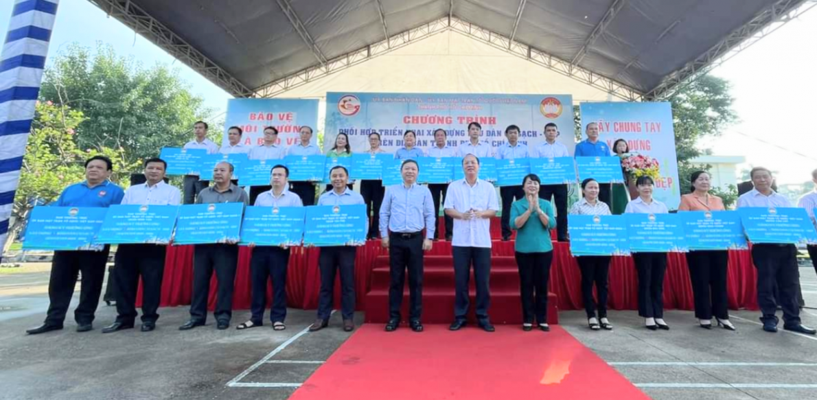 Đại diện Ban Thường trực Ủy ban MTTQ TP Thủ Đức và các quận, huyện đăng ký hưởng ứng xây dựng "Khu dân cư sạch - đẹp" giai đoạn 2022 - 2024