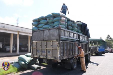 Xử phạt hơn 300 trường hợp xe quá tải, quá khổ sau hai tháng thực hiện cao điểm