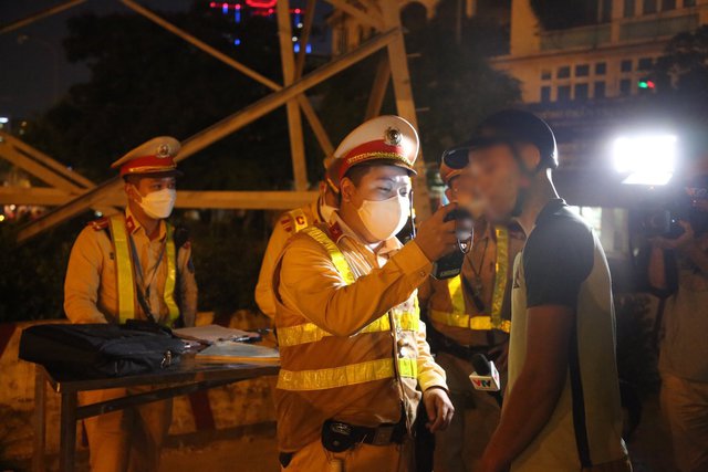 Hơn 300 trường hợp vi phạm nồng độ cồn bị phát hiện xử lý trên QL 5 - Ảnh 1.