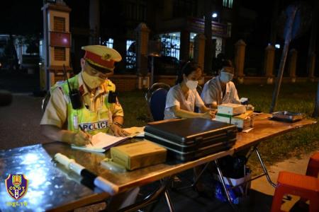 Phóng sự ảnh: Trắng đêm kiểm soát nồng độn cồn, ma túy trên QL 5