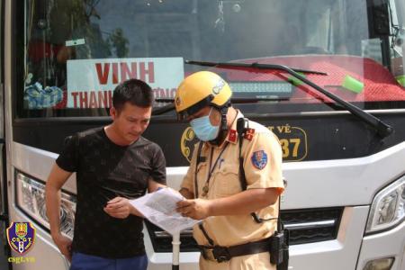 Nhiều xe khách bị CSGT 