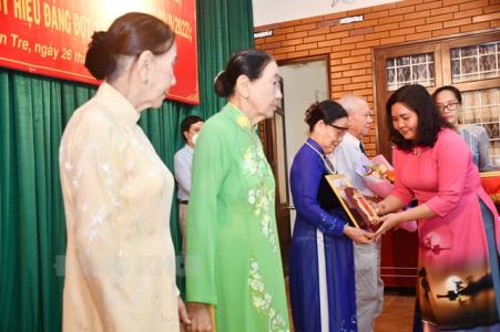 Bến Tre trao Huy hiệu Đảng cho 455 đảng viên dịp Quốc khánh