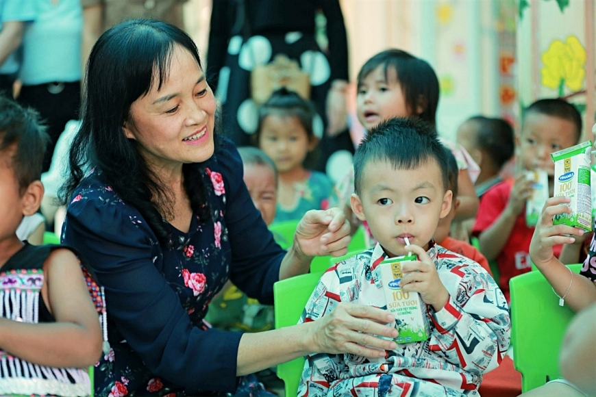 Ngoài các suất học bổng, các em nhỏ ở địa phương cũng được tặng những sản phẩm sữa dinh dưỡng Vinamilk