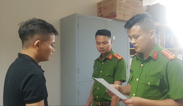 Công an TP thanh Hoá thi hành quyết định bắt tạm giam Lê Trọng Nhạc. Ảnh: Báo CAND