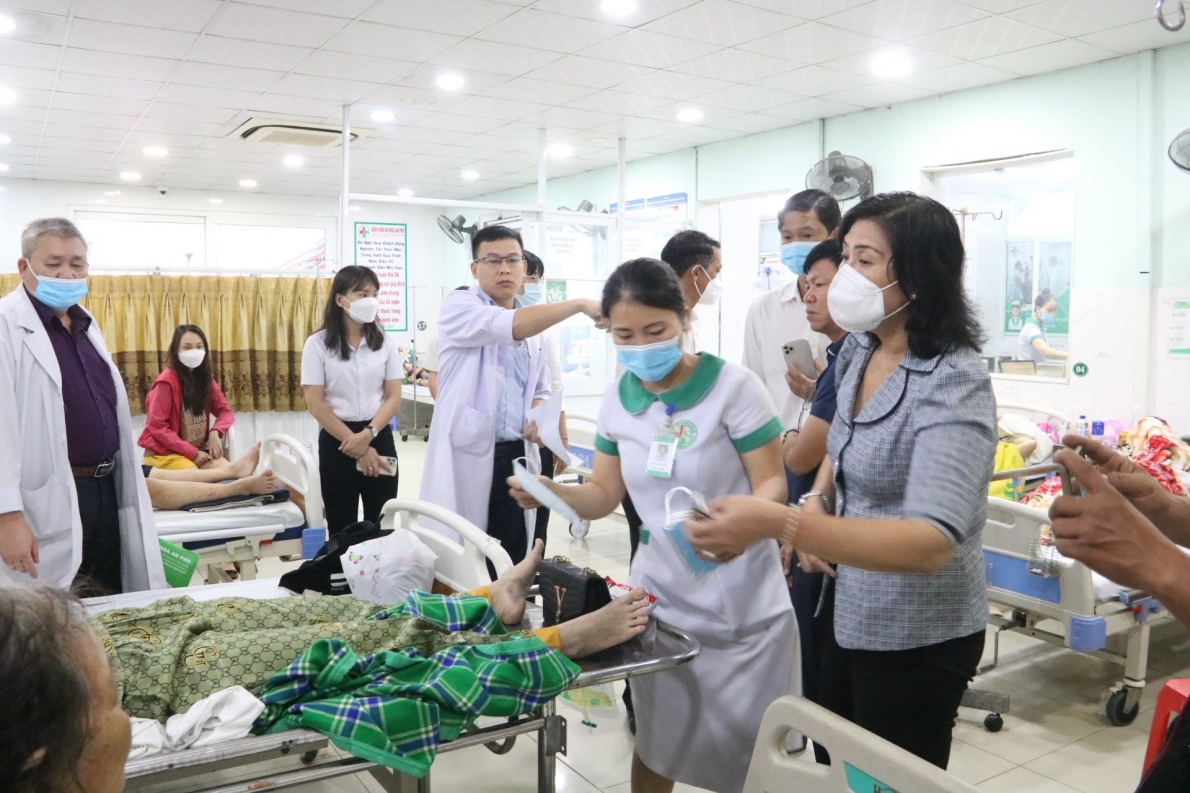 Lãnh đạo TP. Thuận An đến bệnh viện ở phường An Phú để thăm động viên các nạn nhân. Ảnh Đình Trọng