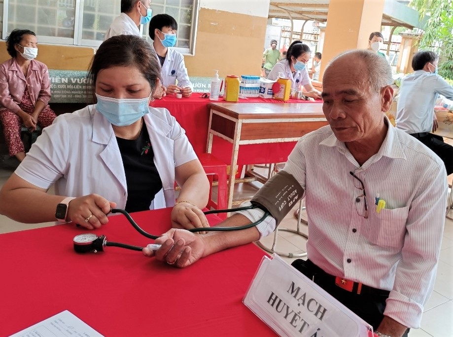 Trạm Y tế xã Bình Mỹ khám bệnh và cấp thuốc miễn phí cho người cao tuổi