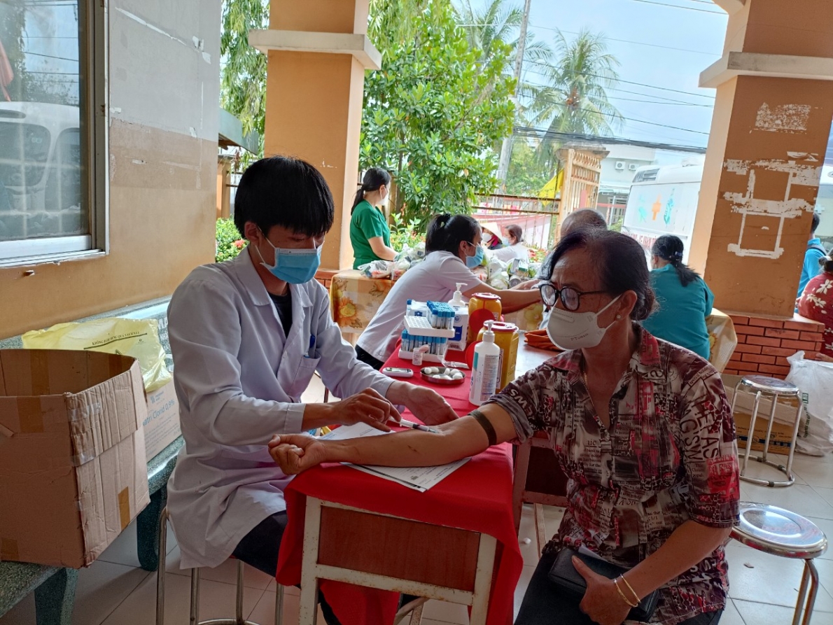 Trạm Y tế xã Bình Mỹ khám bệnh và cấp thuốc miễn phí cho người cao tuổi