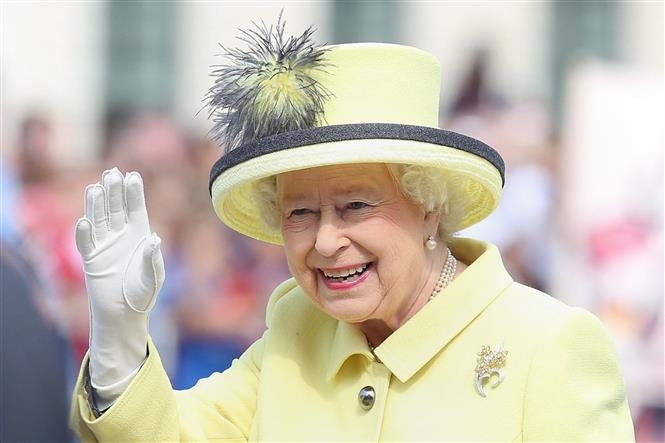 Nữ hoàng Anh Elizabeth II vẫy chào người dân khi bà có chuyến thăm tới Berlin, Đức ngày 26/6/2015. Ảnh tư liệu: AFP/TTXVN