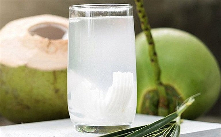 Uống nước dừa vào buổi sáng là tốt nhất.