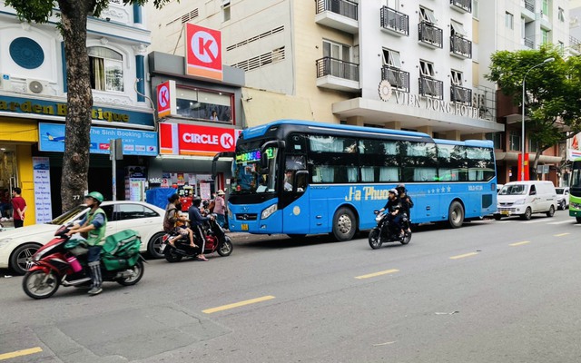 Cần mạnh tay với
