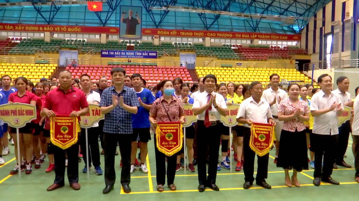 Ban Tổ chức tặng cờ lưu niệm cho các đội tham gia giải tại lễ khai mạc Giải bóng chuyền hơi NCT tỉnh Bắc Ninh năm 2022