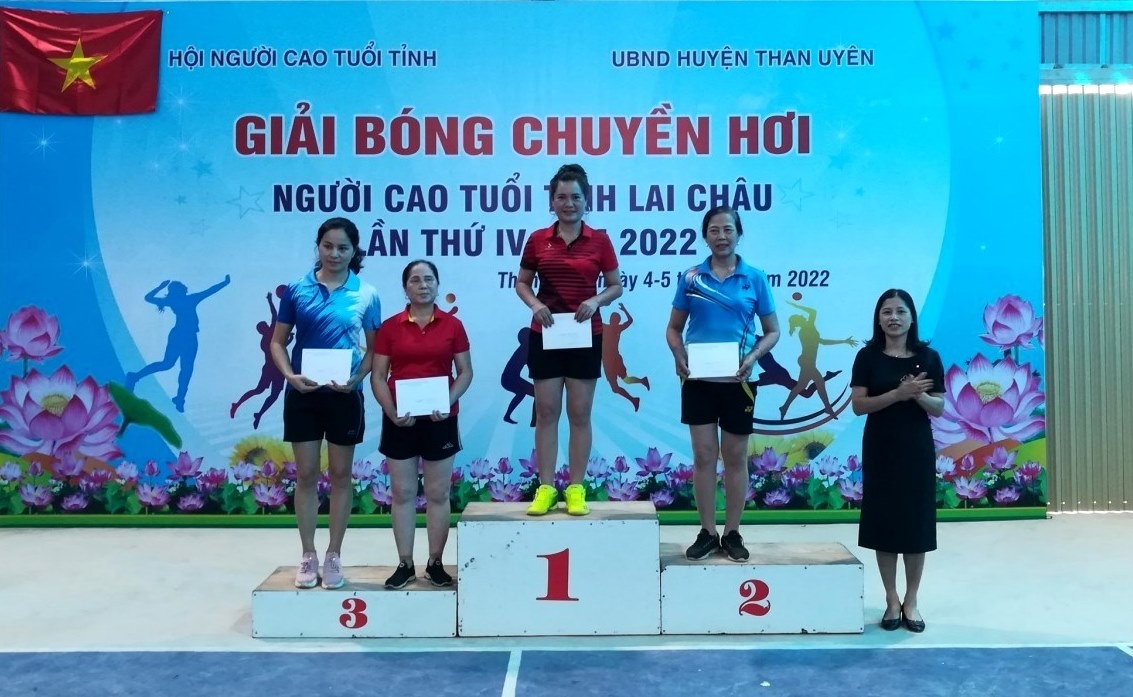 Ban tổ chức trao thưởng cho đơn vị xuất sắc đoạt Giải.