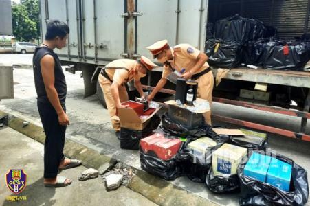 Phát hiện, bắt giữ 2.500 chai rượu ngoại không có nguồn gốc, xuất xứ