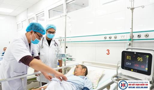 Cấp cứu thành công 2 bệnh nhân cao tuổi bị u trực tràng