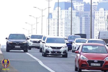 Xử lý 1097 lái xe ô tô điều khiển xe chạy ở làn dừng xe khẩn cấp