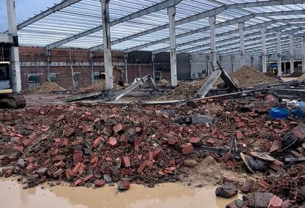 Sập tường nhà xưởng đang thi công, 9 người thương vong