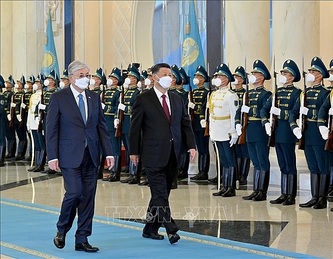 Tổng thống Kazakhstan Kassym-Jomart Tokayev (trái) và Chủ tịch Trung Quốc Tập Cận Bình (giữa) tại lễ đón ở Nursultan, ngày 14-9-2022