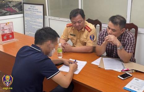 CSGT Hà Nội xác minh, tóm gọn tài xế dùng băng dính che biển số