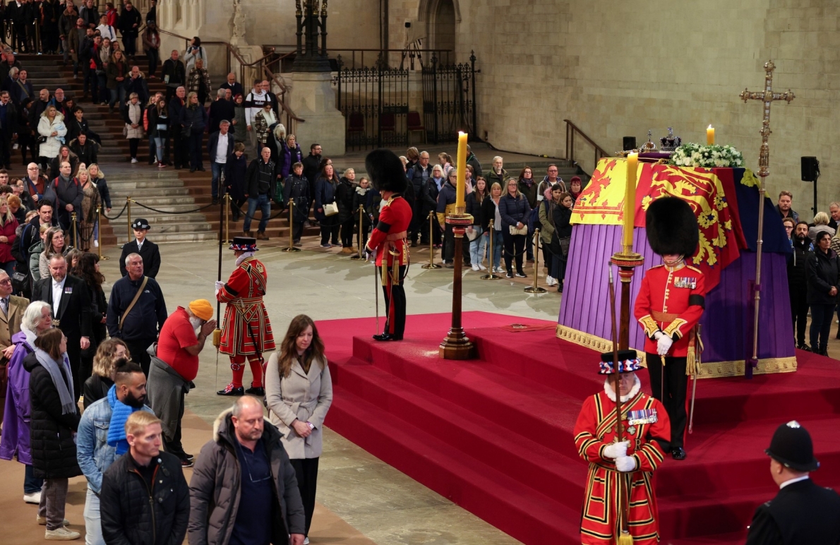 Người dân đến viếng Nữ hoàng Anh Elizabeth II tại Tu viện Westminster ở London, ngày 18.9.2022. Ảnh: AFP