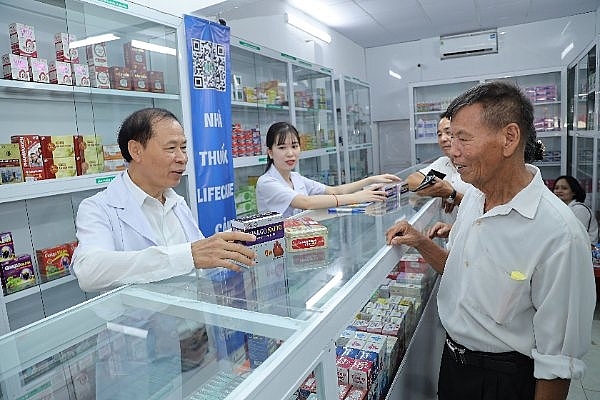 Tiến sĩ khoa học Nguyễn Kim Lưu tư vấn cách dùng thực phẩm chức năng cho người cao tuổi tại Nhà thuốc Life Care số 59 Thái Học 1, phường Sao Đỏ, TP Chí Linh