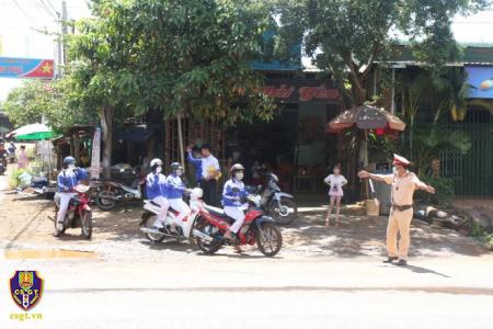 Đắk Nông - Tăng cường công tác đảm bảo TTATGT cho học sinh đến trường