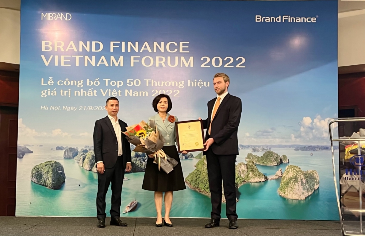 Đại diện Brand Finance trao chứng nhận "Vinamilk - Thương hiệu sữa lớn thứ 6 thế giới" cho Bà Bùi Thị Hương – Giám đốc Điều hành Vinamilk