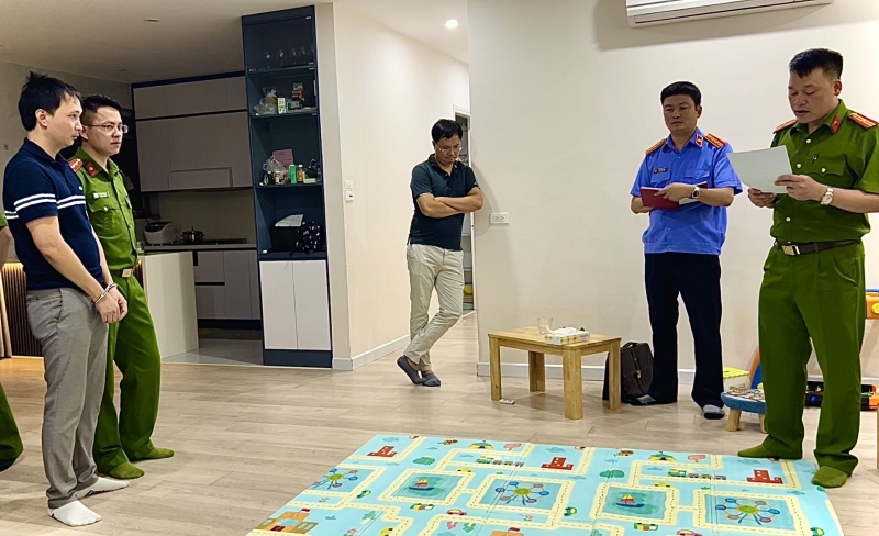 Công an tỉnh Bắc Giang thi hành lệnh bắt tạm giam Vũ Tất Triều. Ảnh: Báo CAND