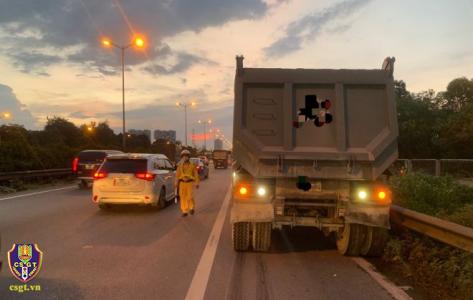 Nhiều phương tiện gặp sự cố trên vành đai 3