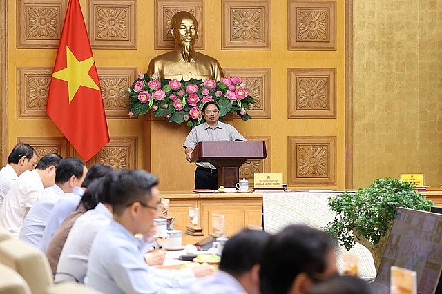 Thủ tướng yêu cầu cương quyết di dời người dân khỏi vùng nguy hiểm, việc sơ tán dân, nhất là vùng ven biển phải hoàn thành sớm nhất thể, trước khi bão đổ bộ - Ảnh: VGP/Nhật Bắc