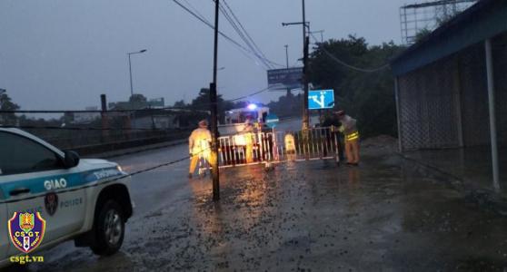 Các phương tiện tạm dừng lưu thông tại hai đầu Bắc – Nam qua khu vực miền Trung và Tây Nguyên.