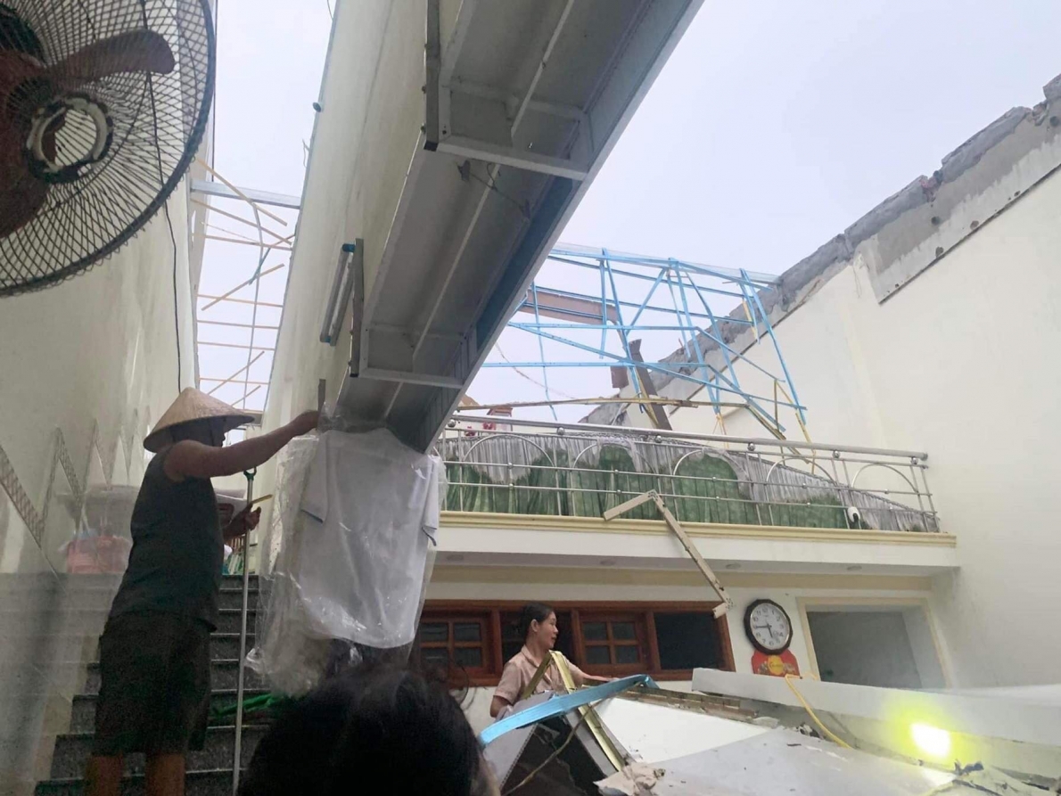 Một căn nhà bị tốc mái hoàn toàn tại TP. Tam Kỳ (Quảng Nam). Ảnh: Vietnamnet