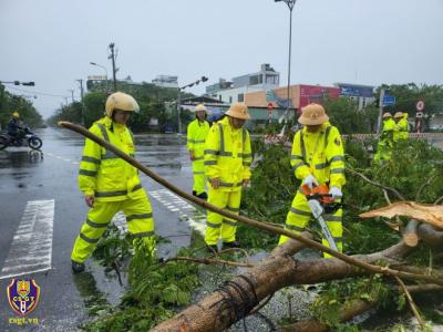 Sau bão số 4, đã mở đường thông tuyến đường bộ Bắc Nam