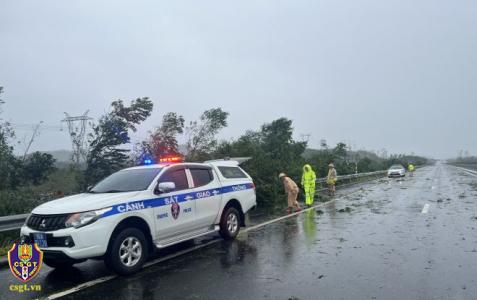 Lực lượng CSGT miền Trung khẩn trương khắc phục hậu quả sau bão