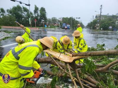 Thừa Thiên Huế: CSGT tập trung lực lượng khắc phục hậu quả bão số 4