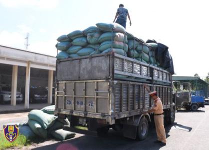 CSGT Tiền Giang kiên quyết xử lý xe quá tải, quá khổ