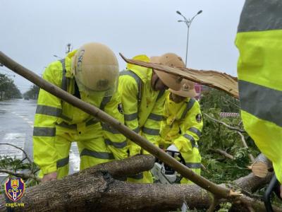 CSGT nhanh chóng khắc phục sự cố, bảo đảm ATGT sau bão số 4