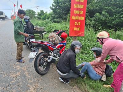 Đồng Nai: Dăm gỗ đổ trên đường, hàng loạt xe máy bị té ngã