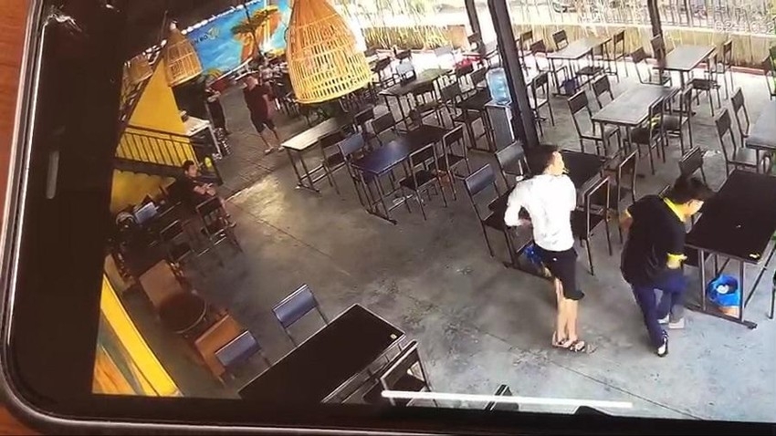Một người đàn ông đi cùng ông P. tát nhân viên của quán bún bò. Ảnh cắt từ clip