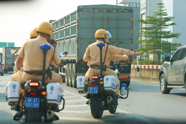 Gần 50 trường hợp vi phạm sau 1 tuần ghi hình xử phạt trên Cầu Thanh Trì - Vành đai 3 Hà Nội - Ảnh 1.