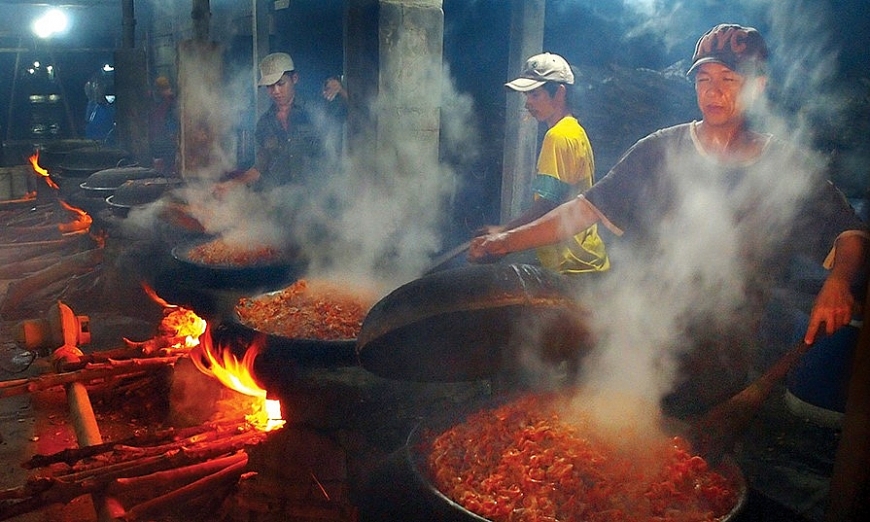 Làng nghề tôm khô ở xã Hàng Vịnh, huyện Năm Căn..