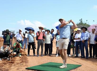 Cú swing đầu tiên của huyền thoại golf thế giới Greg Norman tại sân golf Văn Lang Empire