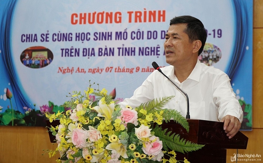  Giáo sư, Tiến sỹ Thái Văn Thành, Giám đốc Sở GD&ĐT Nghệ An phát biểu tại chương trình chia sẻ cùng học sinh mồ côi do dịch Covid - 19 trên địa bàn Nghệ An.