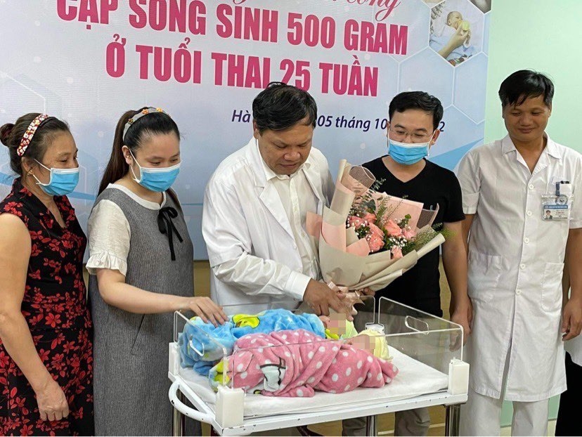 PGS.TS Trần Danh Cường, TS Lê Minh Trác cùng gia đình cặp song sinh. Ản: SKĐS