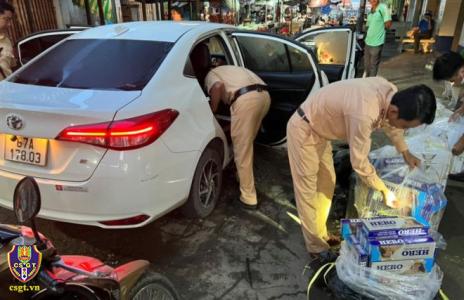 Cảnh sát giao thông Đồng Tháp phát hiện đối tượng vận chuyển hơn 1.000 bao thuốc lá nhập lậu