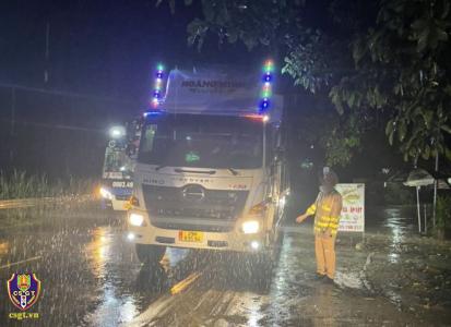 CSGT trắng đêm điều tiết giao thông tại tuyến đường bị sạt lở, chia cắt do mưa lớn