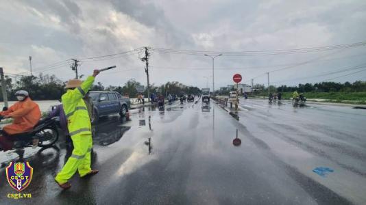 CSGT túc trực phân luồng, hướng dẫn giao thông trên Quốc lộ 1