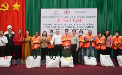 Tặng 500 bộ áo phao cứu sinh cho ngư dân nghèo, khó khăn tại Bến Tre