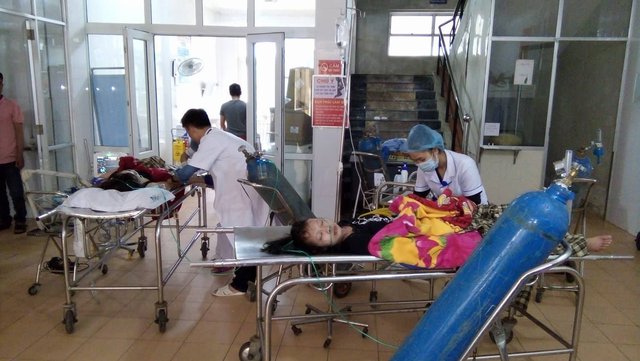 Y tế Quảng Bình đến Phú Yên đảm bảo khám chữa bệnh trong mưa lũ - Ảnh 1.